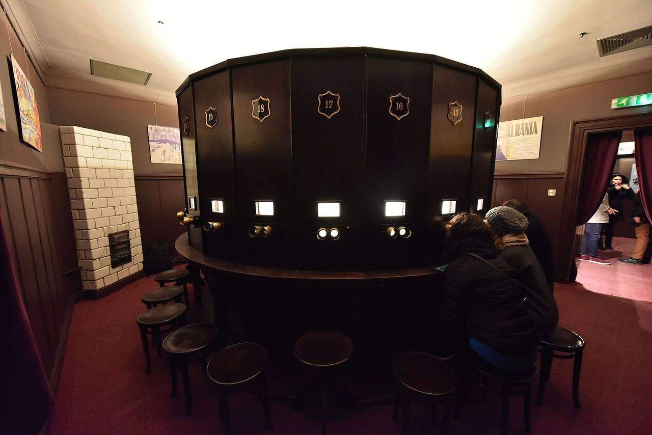The Fotoplastikon Warszawski stereoscope gallery at Al. Jerozolimskie 51