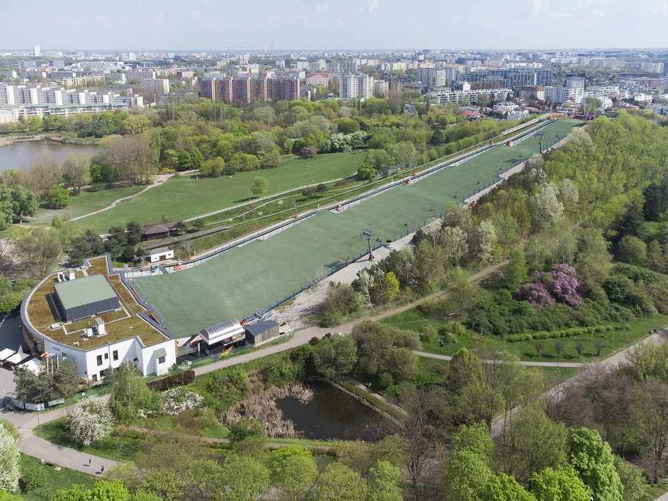 Aerial view of Górka Szczęśliwicka, the ski hill in Warsaw’s Szczęśliwicki Park, in 2023