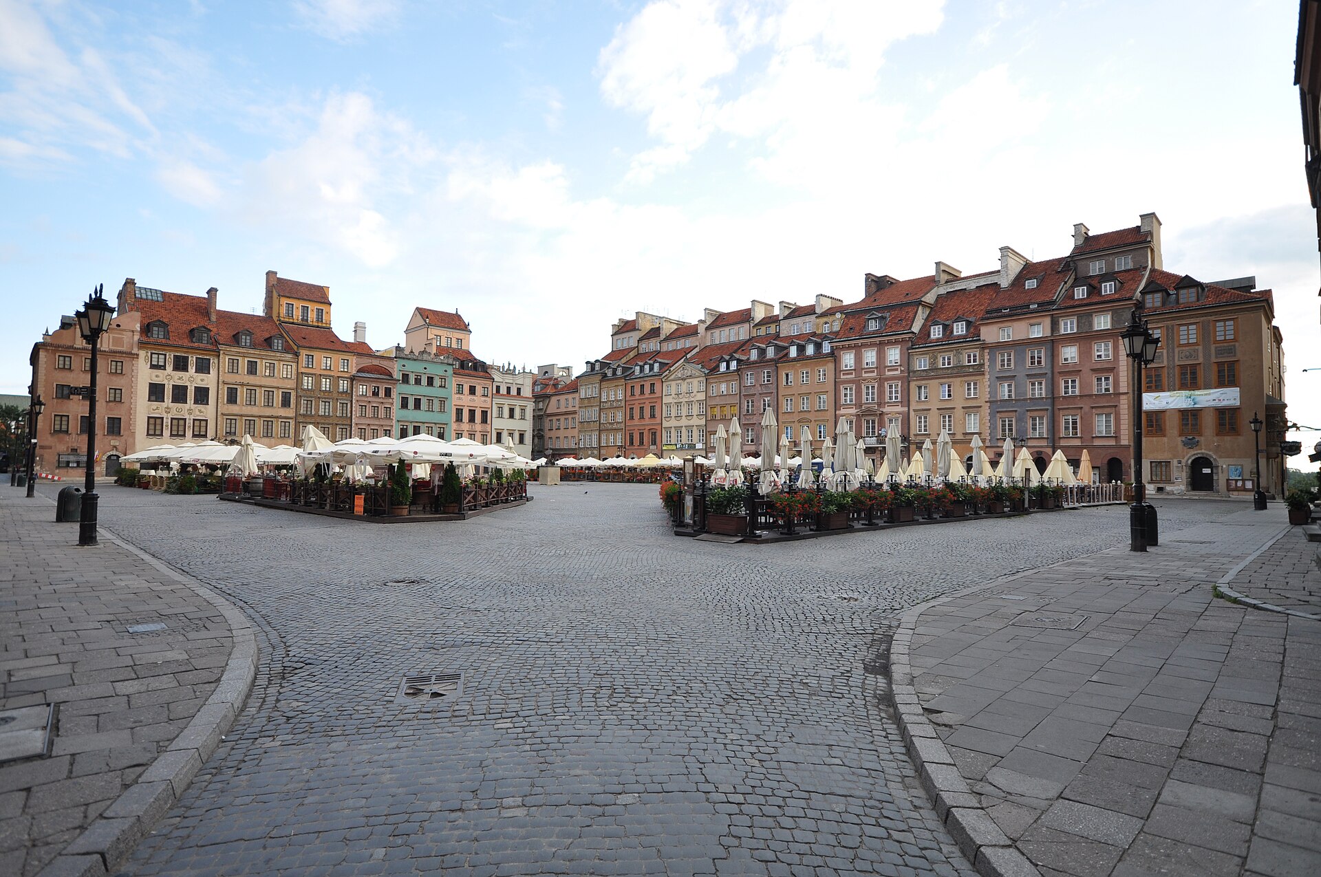 The colourful townhouses of Warsaw's Old Town Market Square
