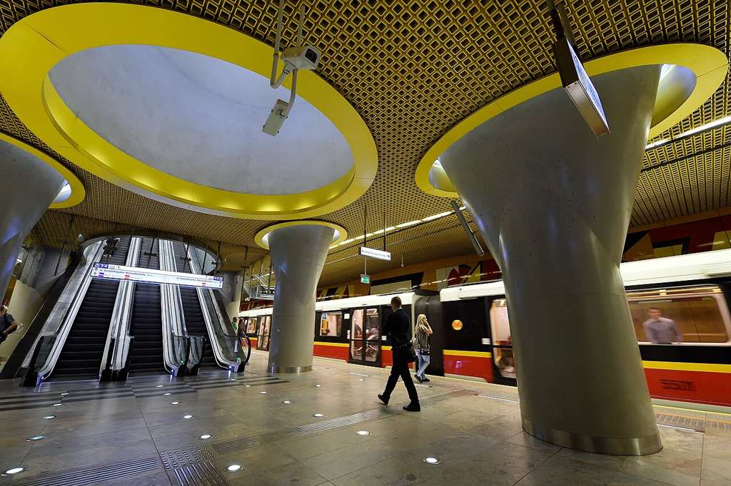 Swietokrzyska station platform on Warsaw Metro line M2