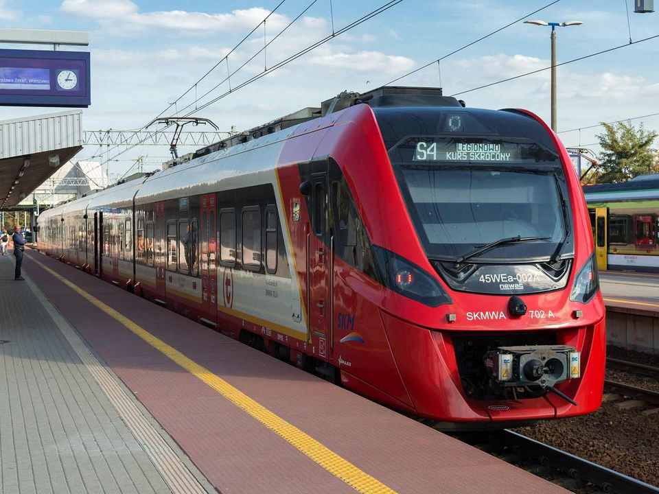 An SKM 45WEa electric multiple unit at Warszawa Gdanska station